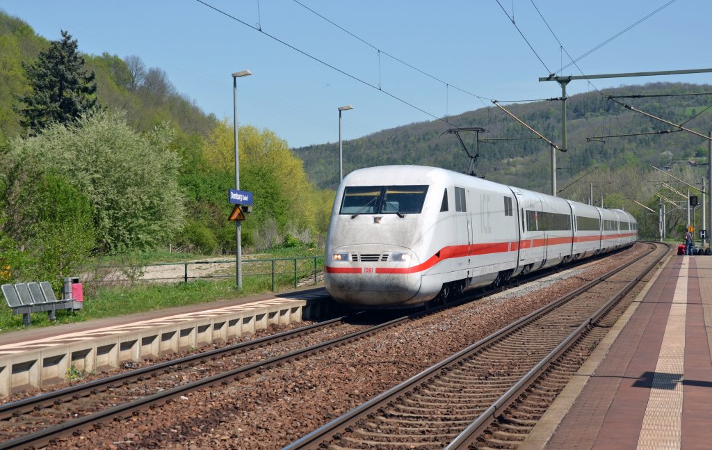 Ein ICE 1 durcheilt am 28.04.12 als ICE 909 den Hp. Dornburg in Richtung Saalfeld.