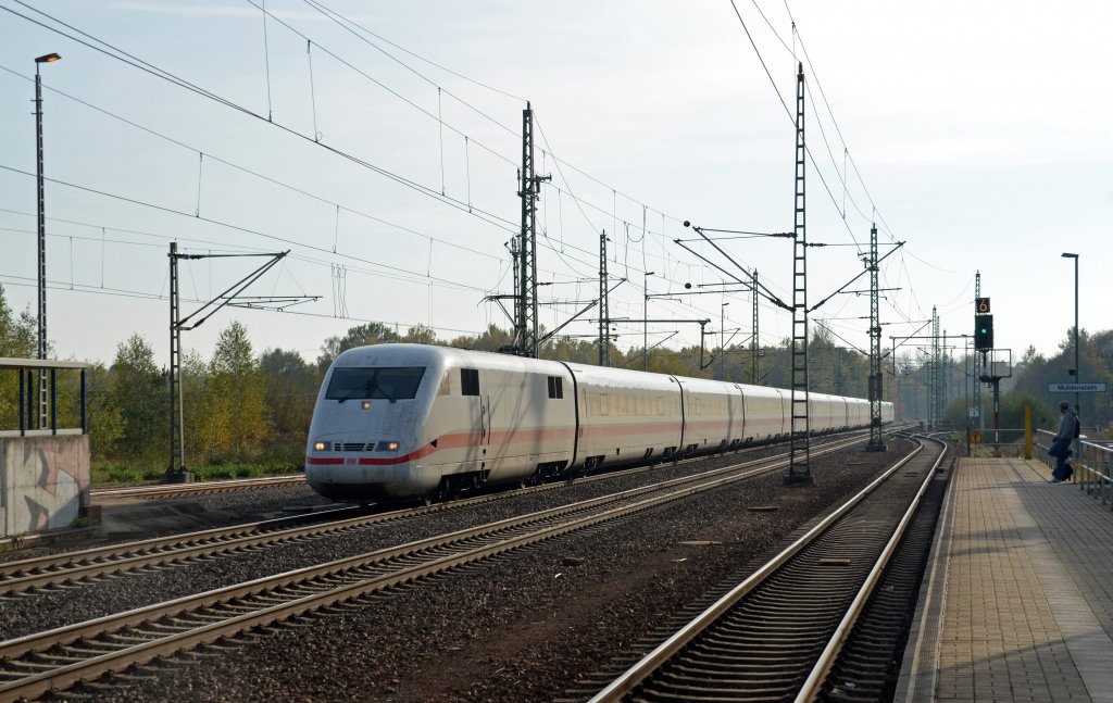 Ein ICE 1 durcheilte am 31.10.12 als ICE 890 nach Hamburg den Haltepunkt Muldenstein.