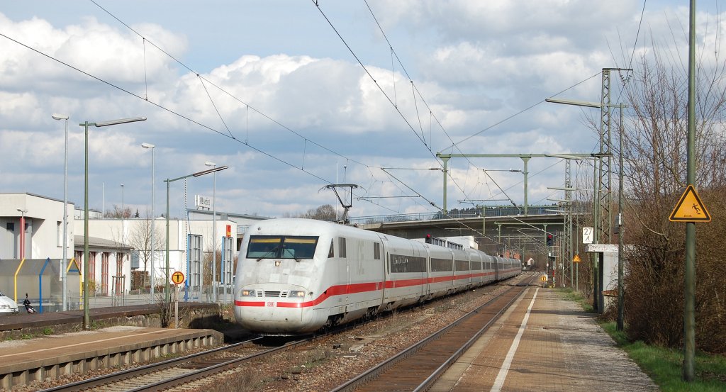 Ein ICE 1 durchf�hrt am 2.4.2010 den Bahnhof von Reichenbach an der Fils auf seiner Fahrt nach Stuttgart Hbf. Ein freundlicher Gru� geht an den pfeifenden Tf des Zuges!