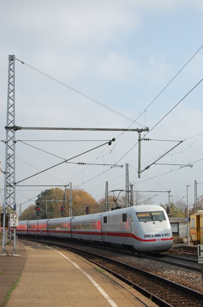 Ein ICE 1 durchfuhr am 30.10.2009 den Bahnhof Gppingen Richtung Ulm.