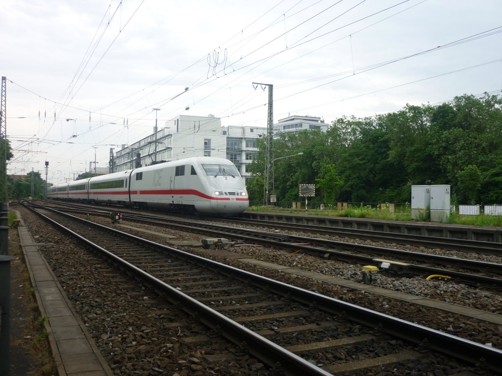 Ein ICE 1 erreicht den Freiburger Hauptbahnhof.
Aufgenommen am 19.6.12