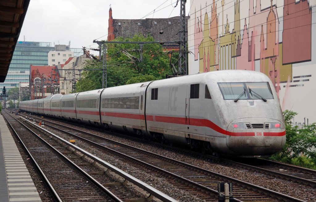 Ein ICE 1 f�hrt am 12.06.10 am S-Bahnhof Savignyplatz vorbei Richtung Hbf.