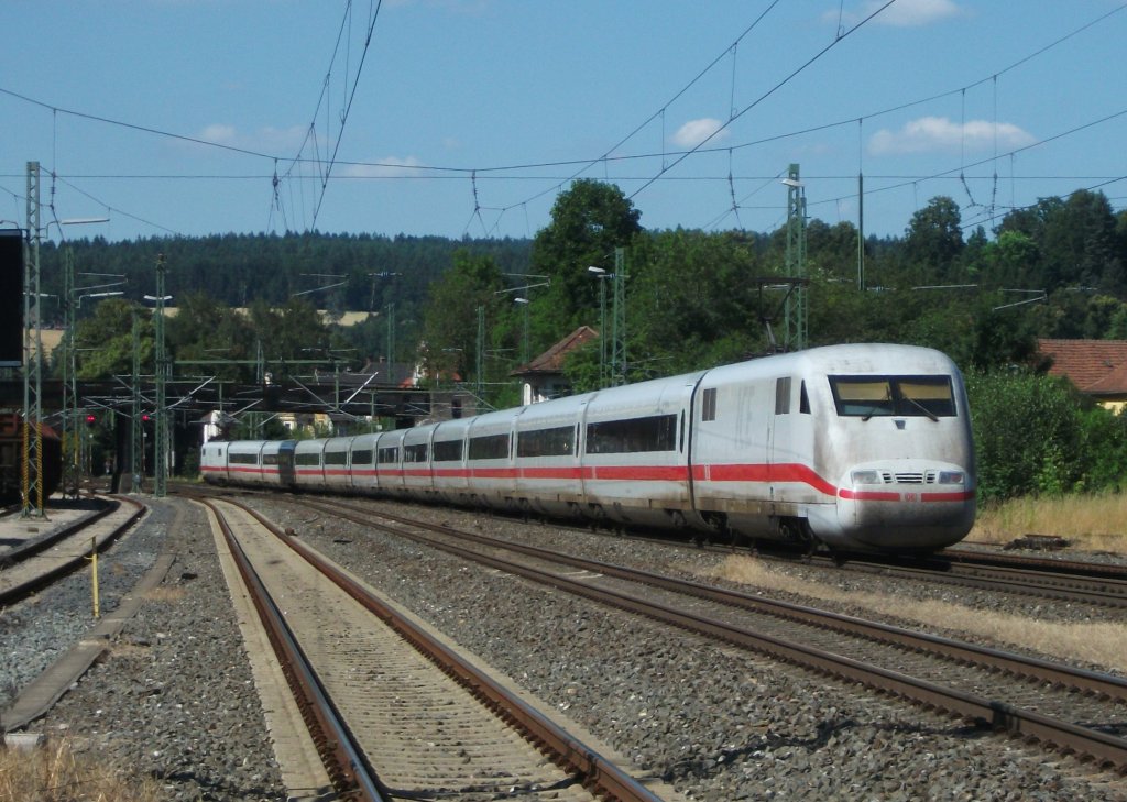 Ein ICE 1 fhrt am 21.Juli 2013, ohne Bordrestaurant, als ICE 708 nach Berlin Gesundbrunnen durch Kronach Richtung Saalfeld.