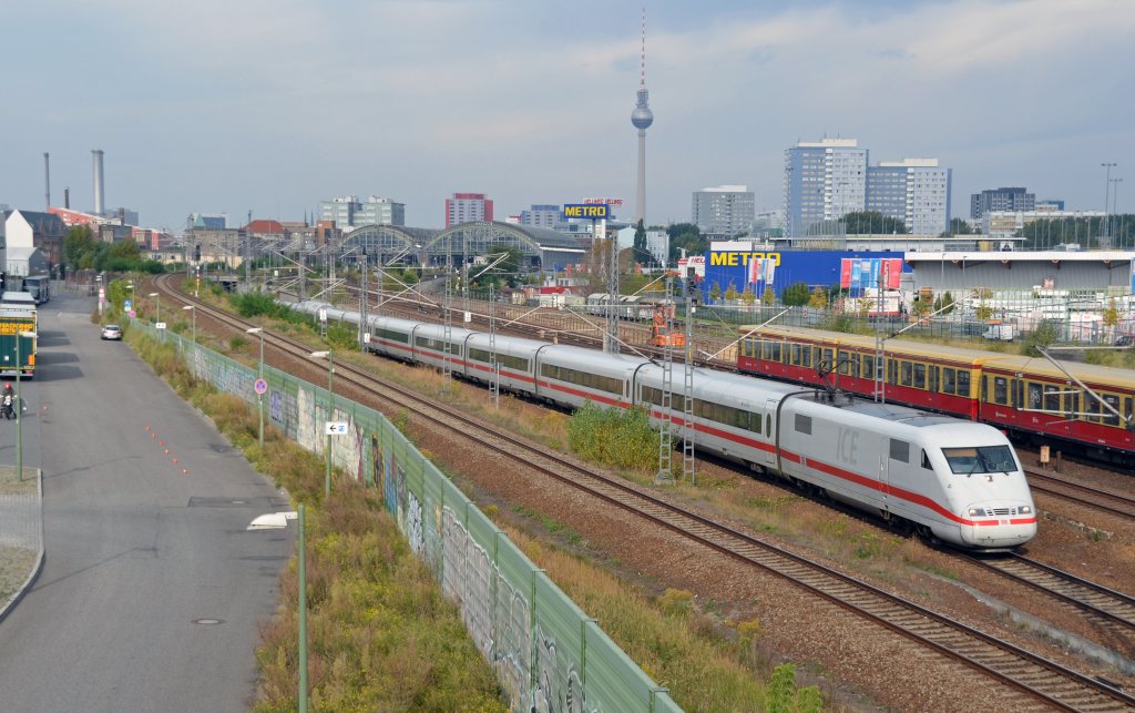 Ein ICE 1 hat am 22.09.12 den Berliner Ostbahnhof verlassen und fhrt nun nach Rummelsburg in die Abstellanlage. Fotografiert an der Warschauer Strae.