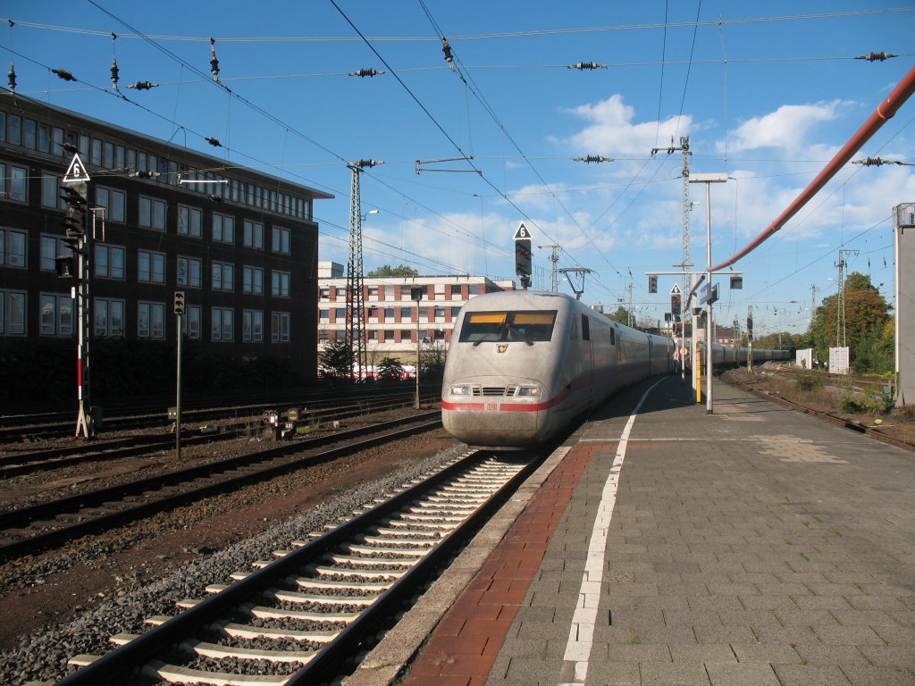 Ein Ice 1 von Kiel nach Mnchen bei der pnktlichen Einfahrt in den Bahnhof von Mnster 09.10.2010