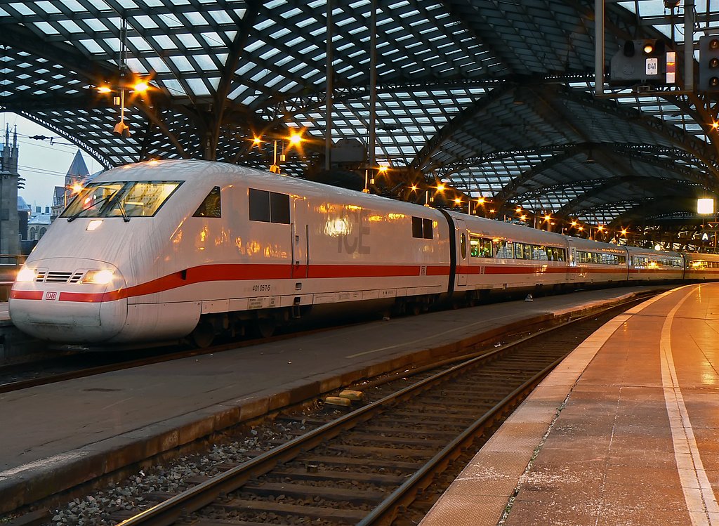 Ein ICE 1 im Klner Hbf. am 18.12.09