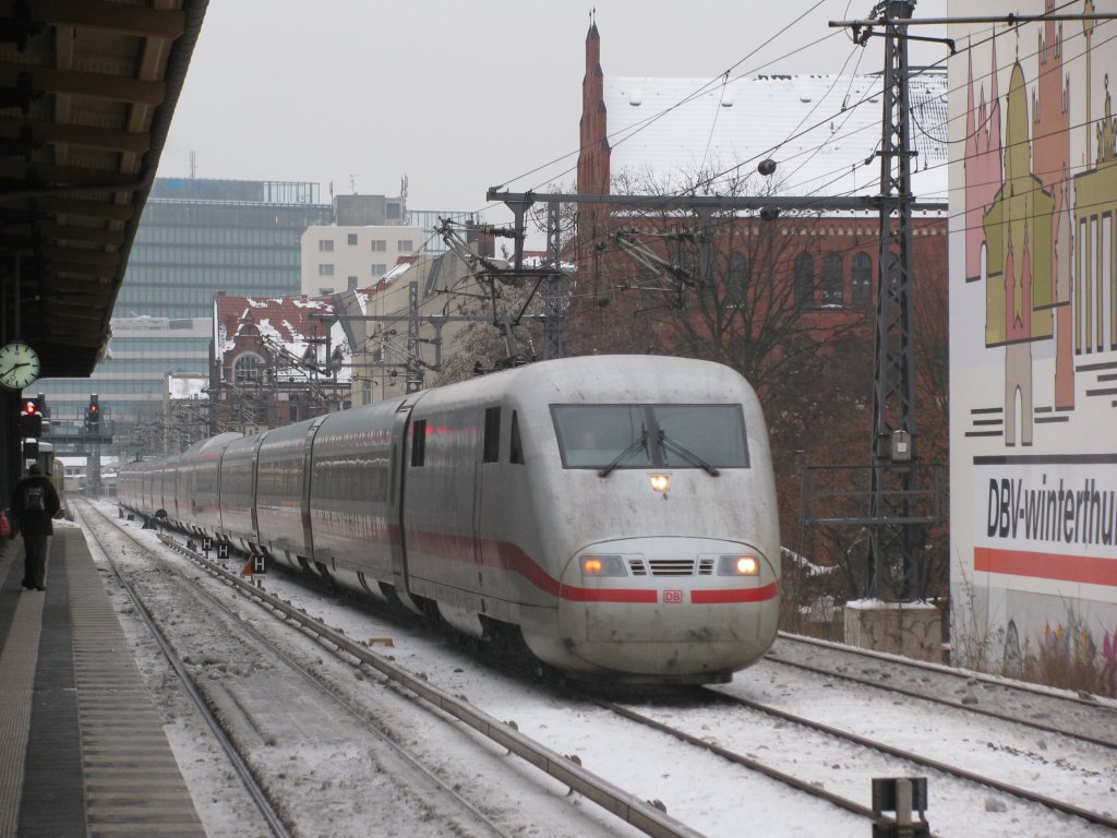 Ein ICE 1 in Richtung Basel bei der Durchfahrt am Savignjplatz am 16.01.