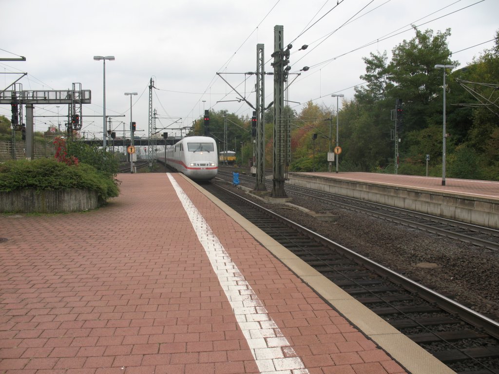 Ein Ice 1 von Stuttgart nach Hamburg Altona bei der Einfahrt in Kassel Wilhelmshhe