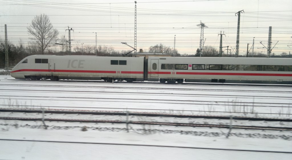 Ein ICE 1 wartet auf seinen Einsatz kurz vor dem HBF Leipzig. Ein schnes Gefhl, dass es endlich diese Baureihe 401 fahrplanmig nach Leipzig geschafft hat. Lob an die Deutsche Bahn AG (Schleim). 16.12.2010 
(Foto aus fahrenden Zug) - (c) by Vico Schulze