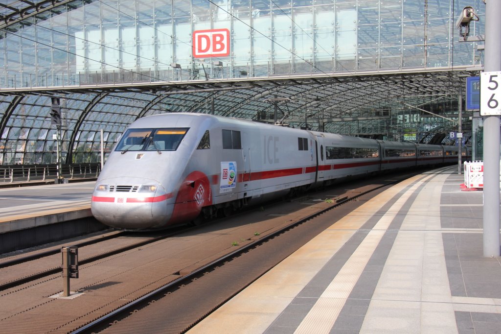 Ein ICE 1(BR401)verlsst am 16.07.2011 den Berliner Hauptbahnhof.