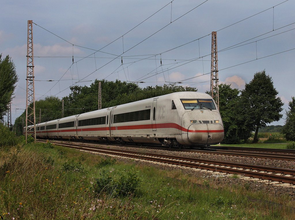 Ein ICE 2 am 11.08.2010 unterwegs bei D�rverden. 
