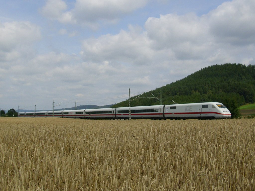 Ein ICE 2 ist am 7. August 2010 als ICE 2800 nrdlich von Kronach unterwegs.