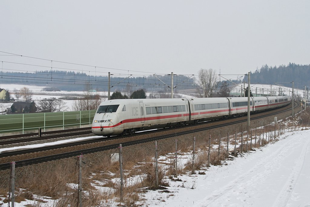 Ein ICE 2, angefhrt von 808 038, am 13.03.2010 bei Hebertshausen.