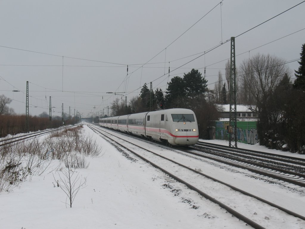 Ein Ice 2 von Berlin Ostbahnhof nach Kln Bonn Flughafen bei der Durchfahrt in Angermund. 27.12.2010