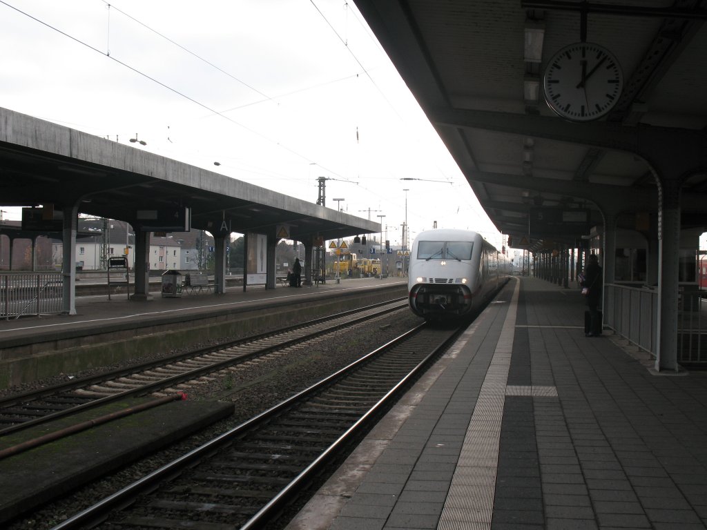 Ein ICE 2 von Dsseldorf nach Berlin Ostbahnhof bei der Einfahrt in Hamm. 27.11.2010