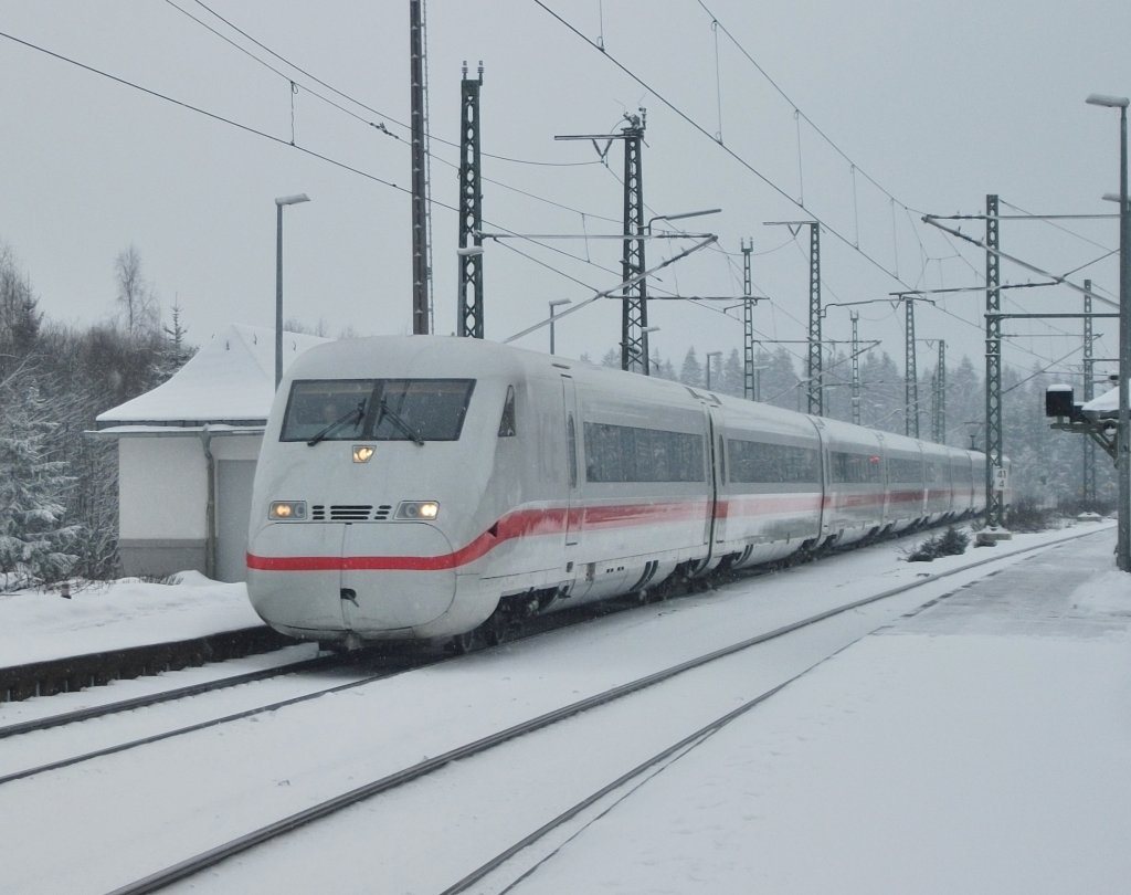 Ein ICE 2 durchfhrt als ICE 706 - Planmig mit ICE 1 - den verschneiten Bahnhof Steinbach am Wald Richtung Saalfeld.