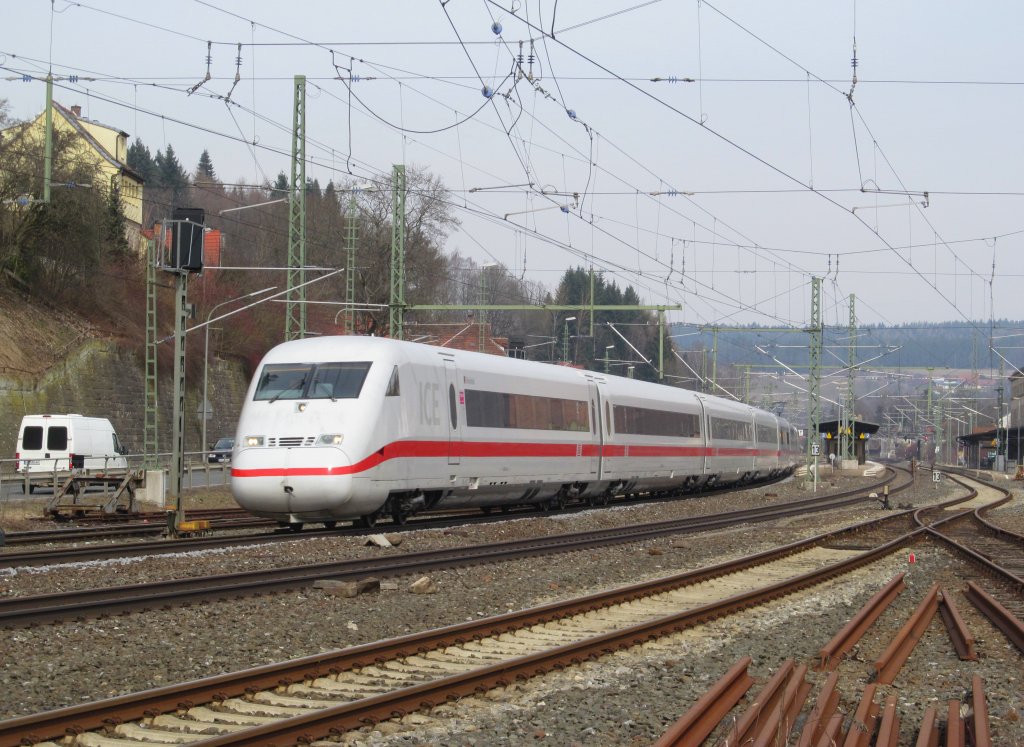 Ein ICE 2 durchfhrt am 26. Mrz 2013 den Bahnhof Kronach in Richtung Sden.