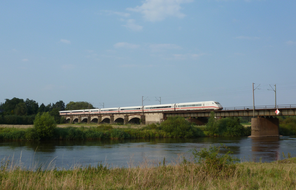 Ein ICE 2 fuhr am 25.07.2012 �ber die verdener Allerbr�cke.