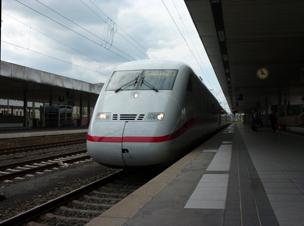 Ein ICE 2 nach Berlin steht mit 70 min Versptung am 14.8.2010 in Hannover Hbf