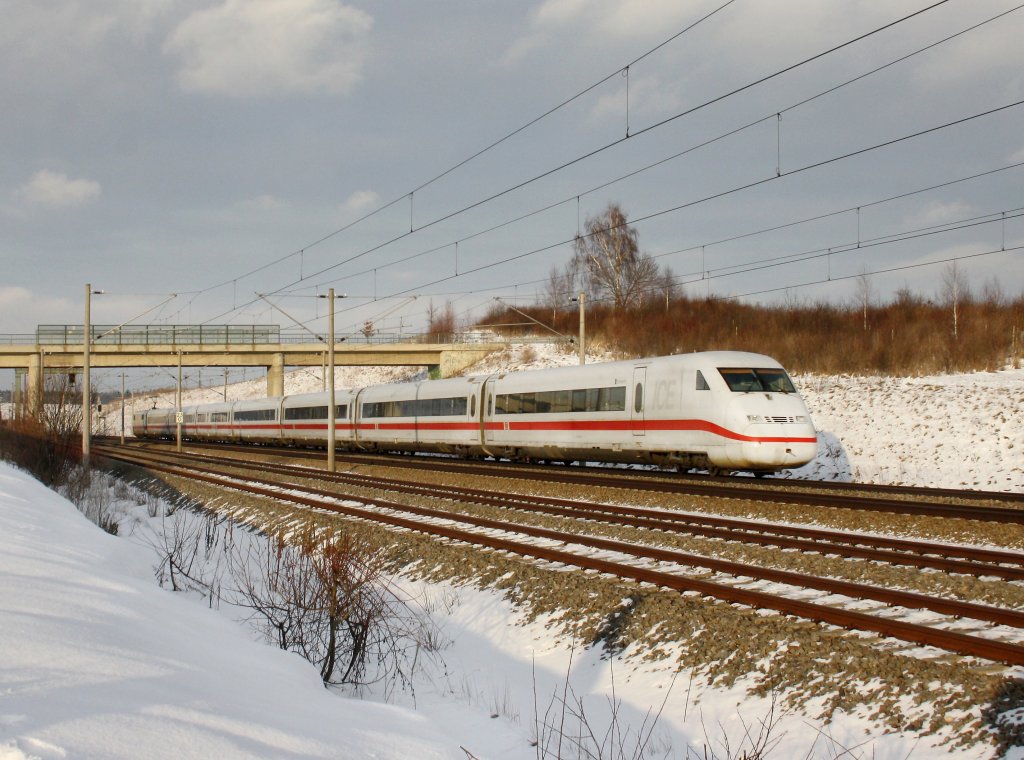 Ein ICE 2 nach Mnchen am 03.01.2011 unterwegs bei Hebertshausen.