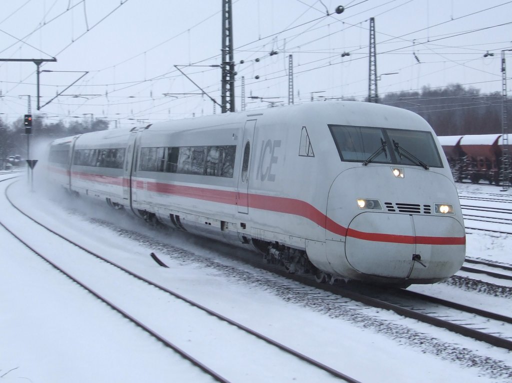 Ein ICE 2 Steuerwagen passiert am 03.01.2010 den Hp Bochum-Ehrenfeld in Richtung Berlin Ostbhf.