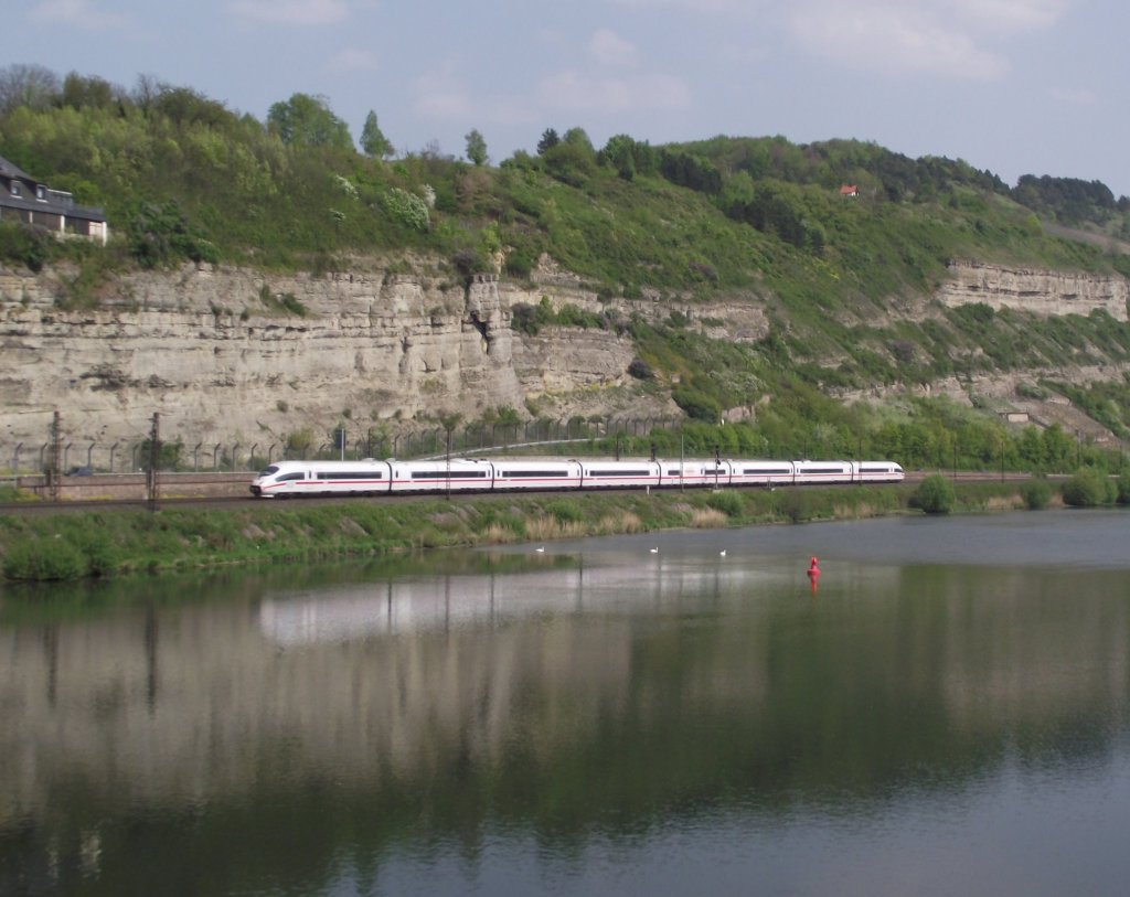 Ein ICE 3 ist am 21. April 2011 als berfhrungsfahrt bei Retzbach unterwegs.