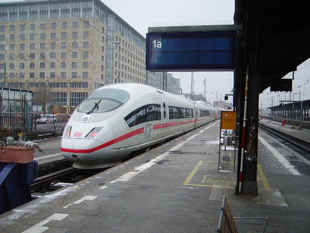 Ein ICE 3 am 24.01.2010 in Frankfurt am Main Hbf. 
