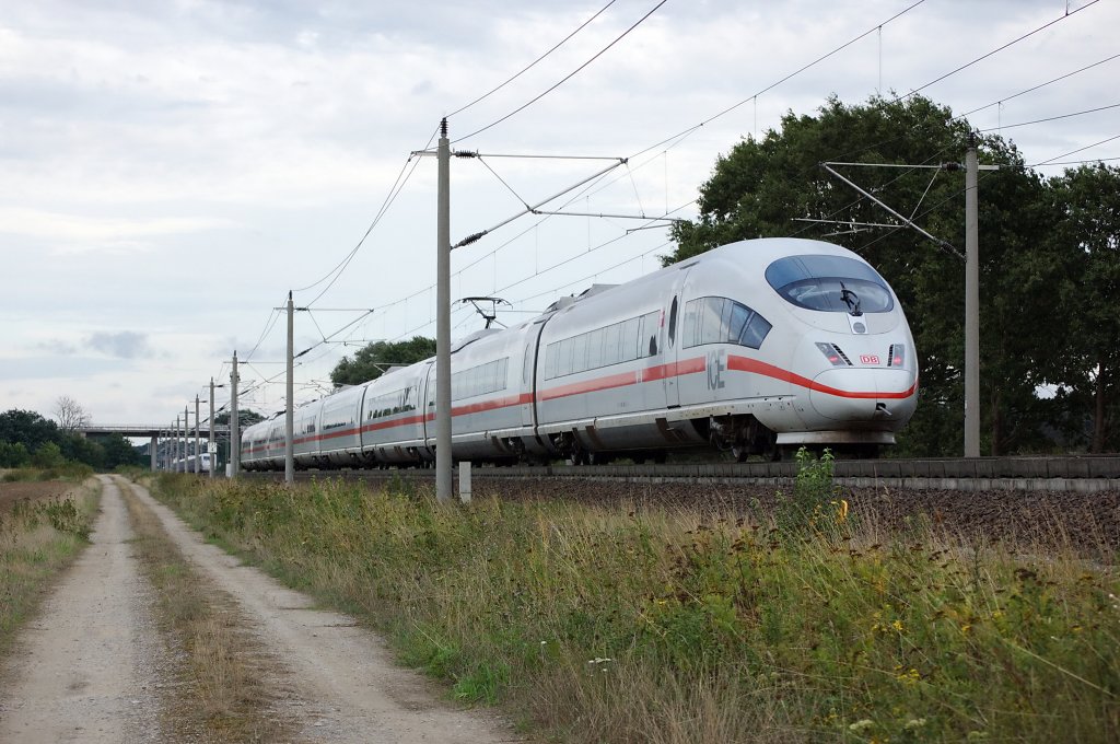 Ein ICE 3 an ungewohnter Stelle wohl auf der fahrt nach Berlin. Hier zwischen Growudicke und Rathenow. 23.08.2010