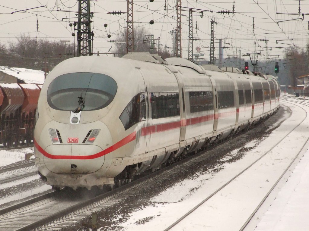 Ein ICE 3 auf dem Weg nach Dortmund am 10.01.2010 in Bochum-Ehrenfeld.