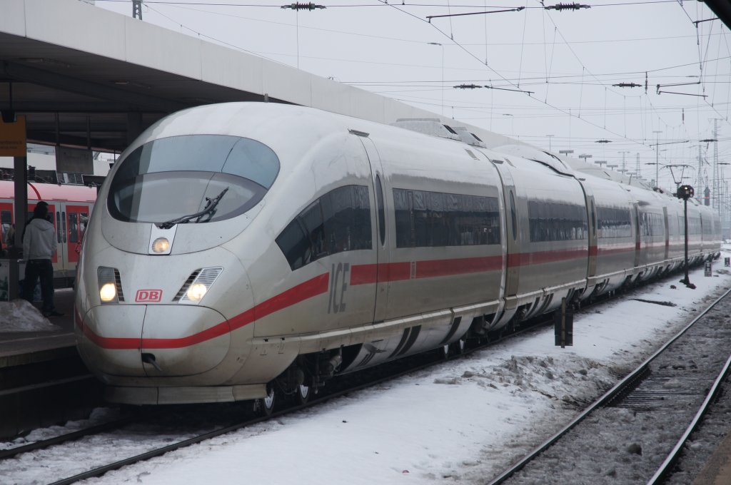 Ein ICE 3 bei der Ankunft aus Karlsruhe in Dortmund am 1.1.2011