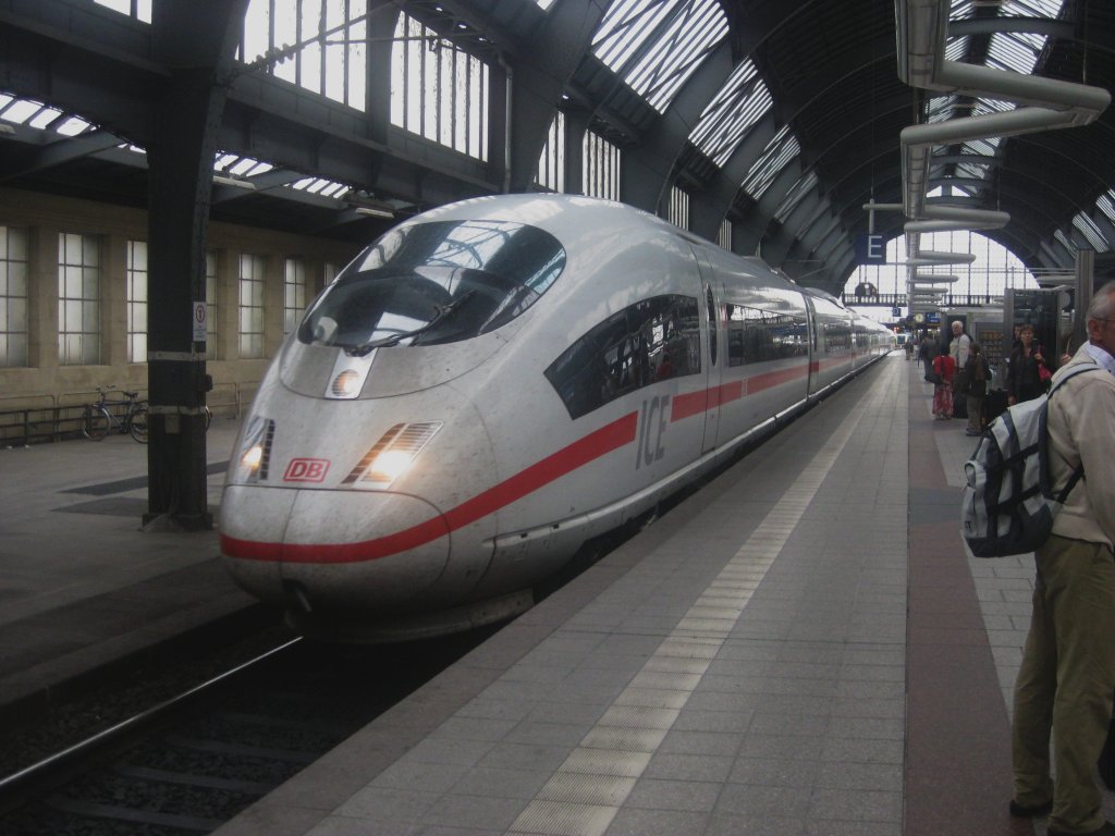 Ein ICE 3 bei der Einfahrt in den Hauptbahnhof von Karlsruhe. Dieser ICE kam aus Hannover als ICE 503/LH 6809 und wendete, damit er als ICE 600/LH 6812 nach Kln fahren konnte. Ich fuhr mit bis Frankfurt (Main) Flughafen-Fernbf. Die Aufnahme entand auf Gleis 1 am 24.08.2010.