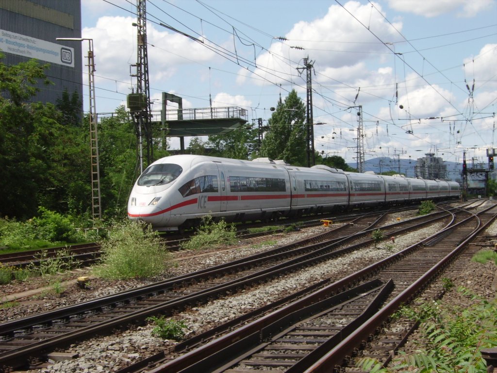 Ein ICE 3 (BR 403) in Frankfurt am Main am 11.06.11