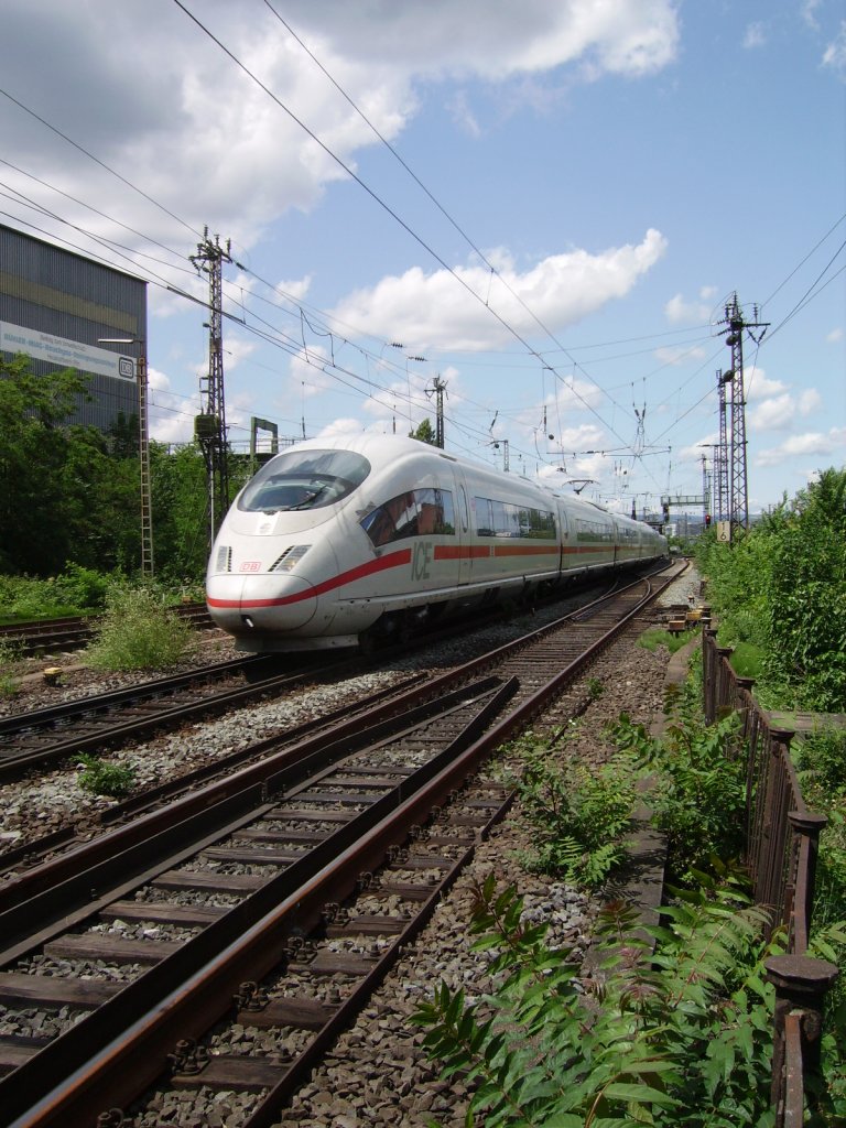 Ein ICE 3 (BR 403) in Frankfurt am Main auf den Weg in Richtung Westen am 11.06.11   