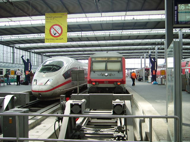 Ein ICE 3 (BR 403) und ein RB Steuerwagen Bauart Wittenberge am 08.08.06 in M�nchen Hbf
