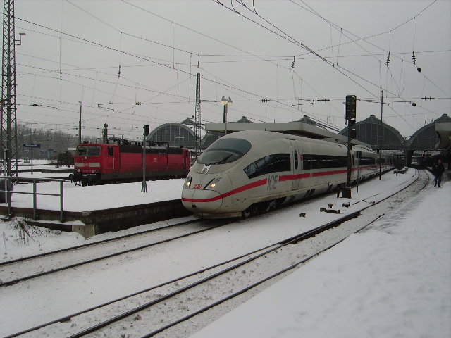 Ein ICE 3 (BR 403) und eine abgestellte BR 181 am 10.01.10 in Karlsruhe Hbf 