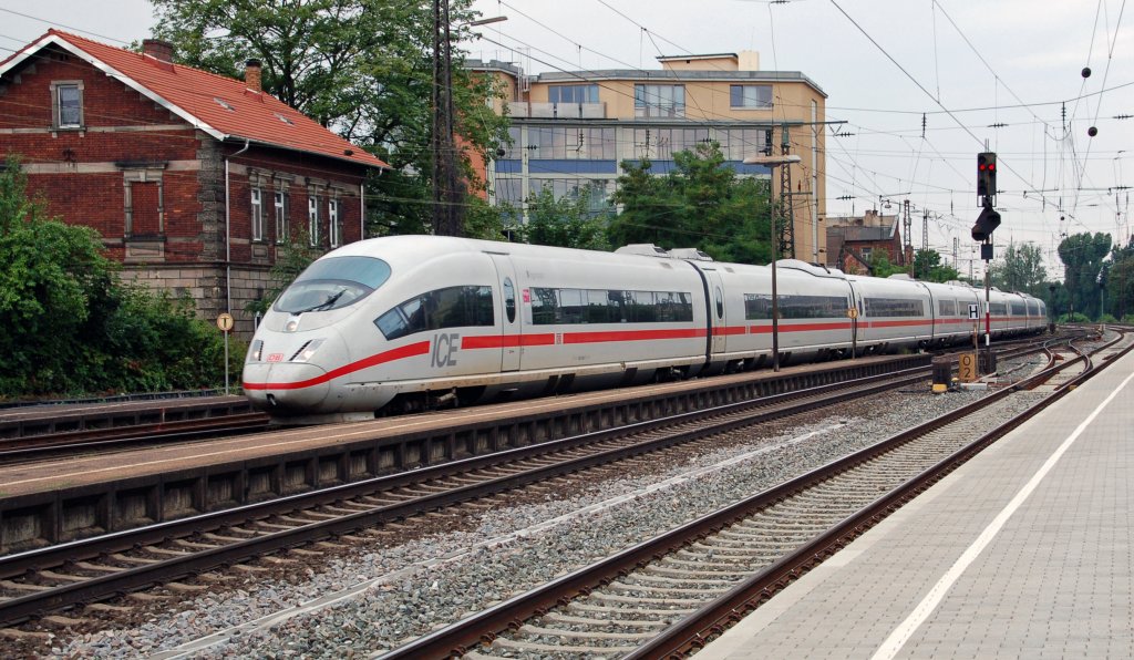 Ein ICE 3 durchfhrt am 24.07.10 Frth Richtung Nrnberg.