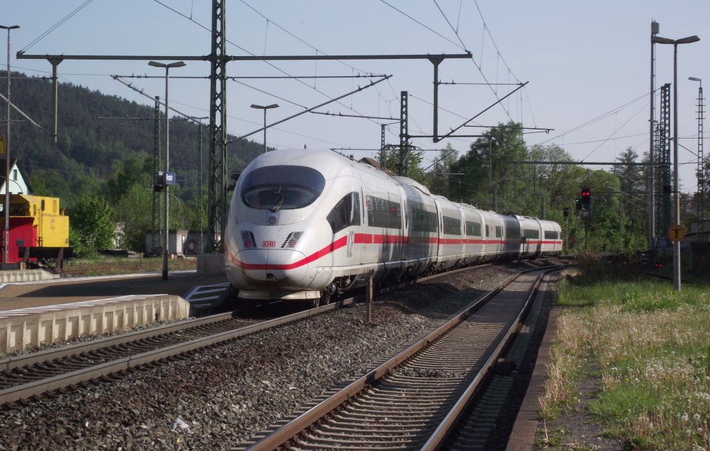 Ein ICE 3 durchf�hrt am 5. Mai 2011 auf seiner �berf�hrungsfahrt nach M�nchen den Kronacher Bahnhof �ber Gleis 3.