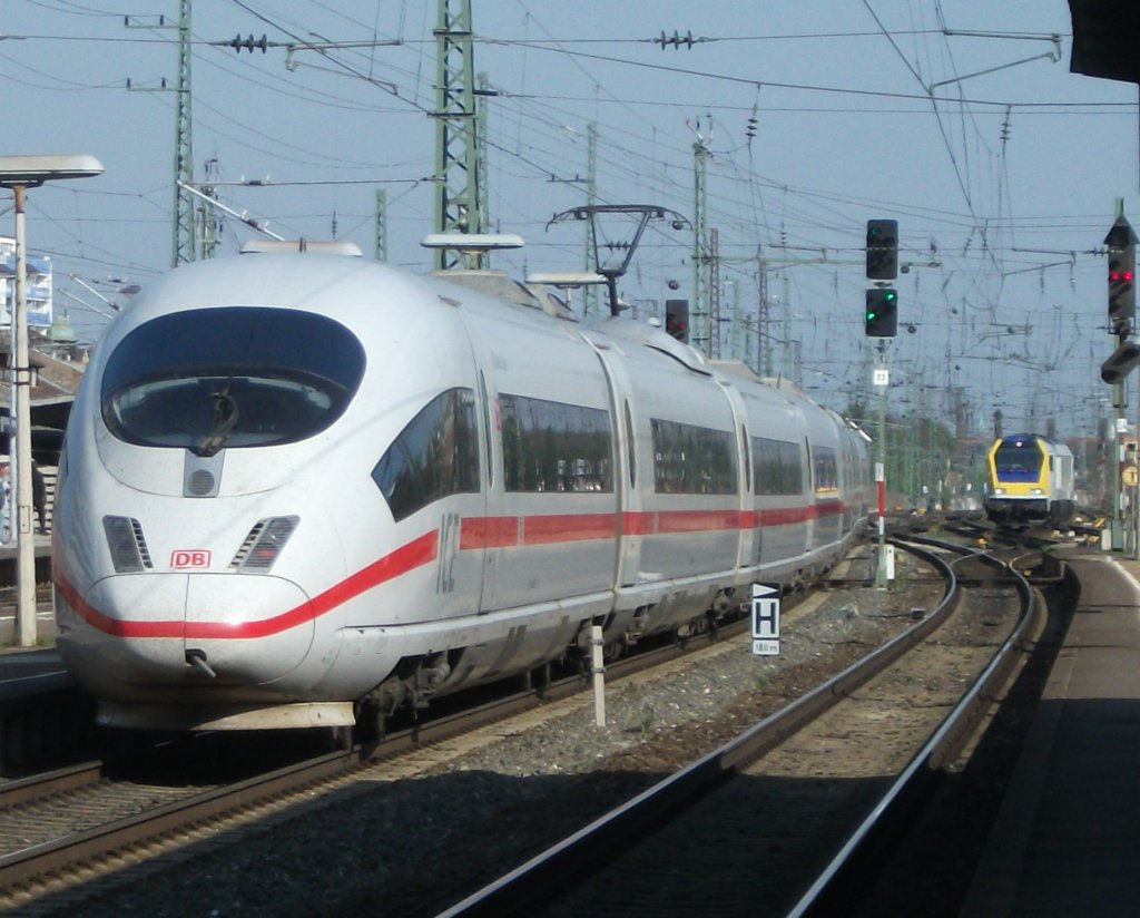 Ein ICE 3 durchfuhr am 20.04.11 den Frther Hbf Richtung Nrnberg. Man erkennt auch eine Voith Maxima 40cc als Lz Richtung Wrzburg.