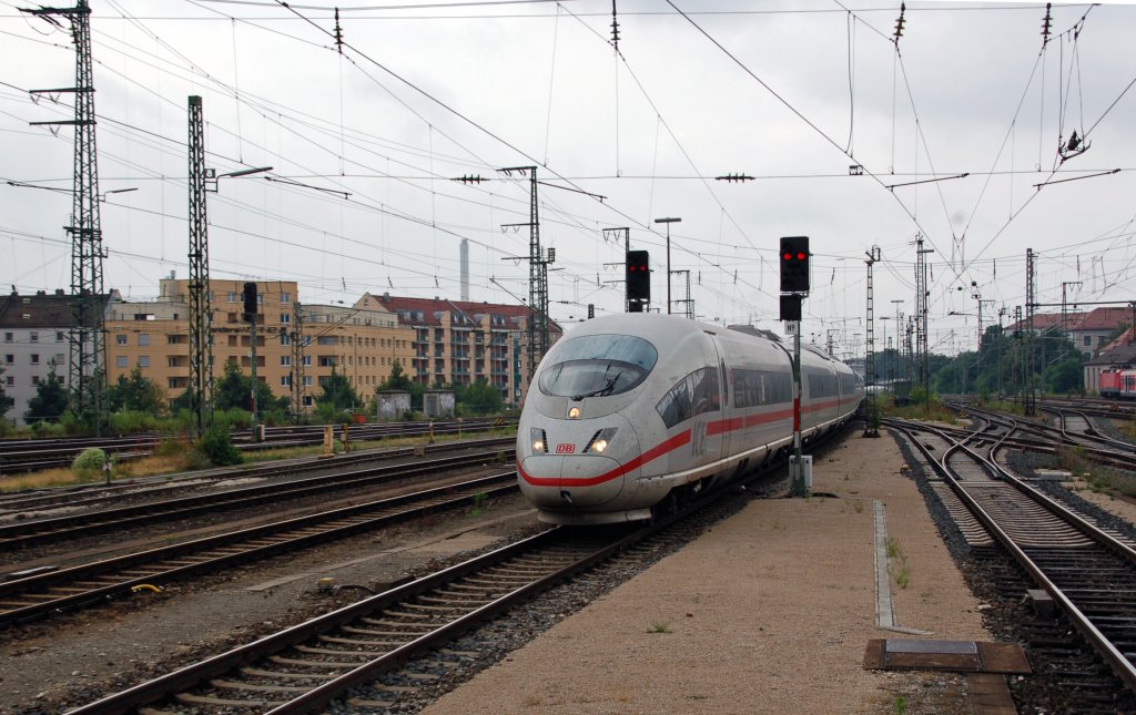 Ein ICE 3 erreicht als ICE 529 den Nrnberger Hbf.