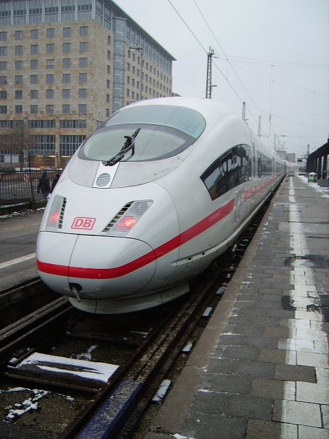 Ein ICE 3 in Frankfurt am Main Hbf am 24.01.10. 