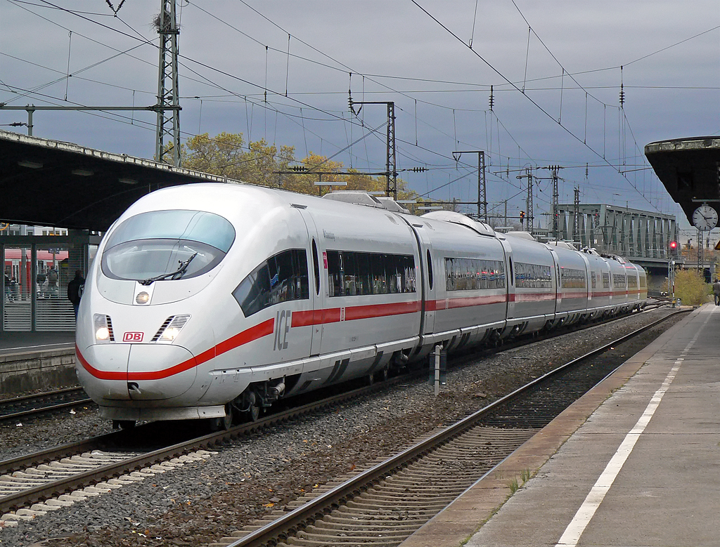 Ein ICE 3 in Kln/Messe Deutz am 05.11.2010
