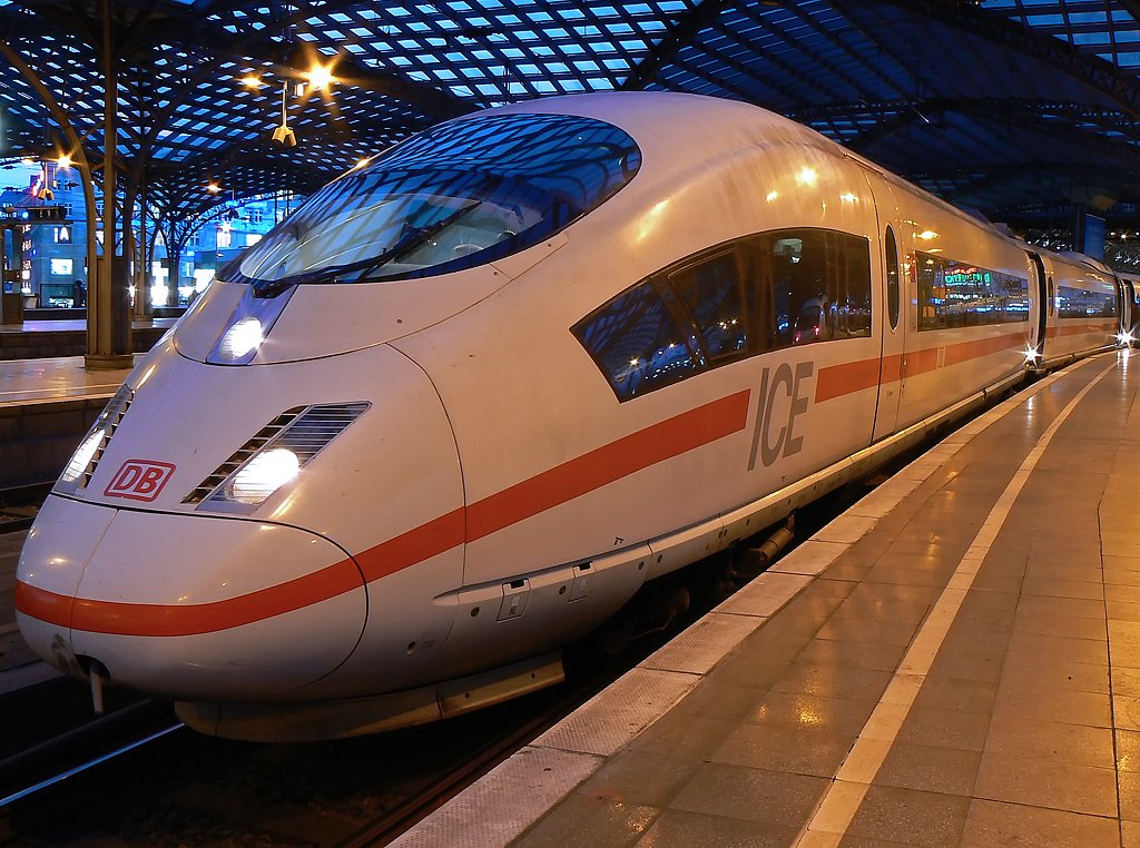 Ein ICE 3 kurz vor der Abfahrt von Gleis 4 in K�ln Hbf. am 16.12.09