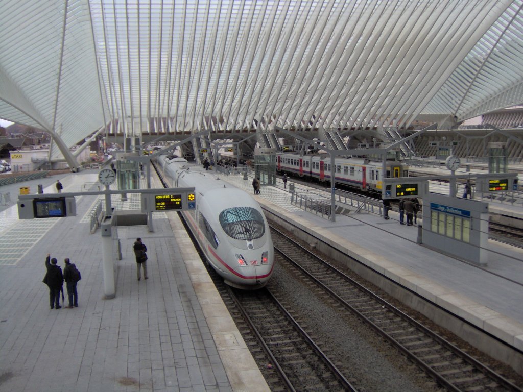 Ein ICE-3 im L�tticher Bahnhof.