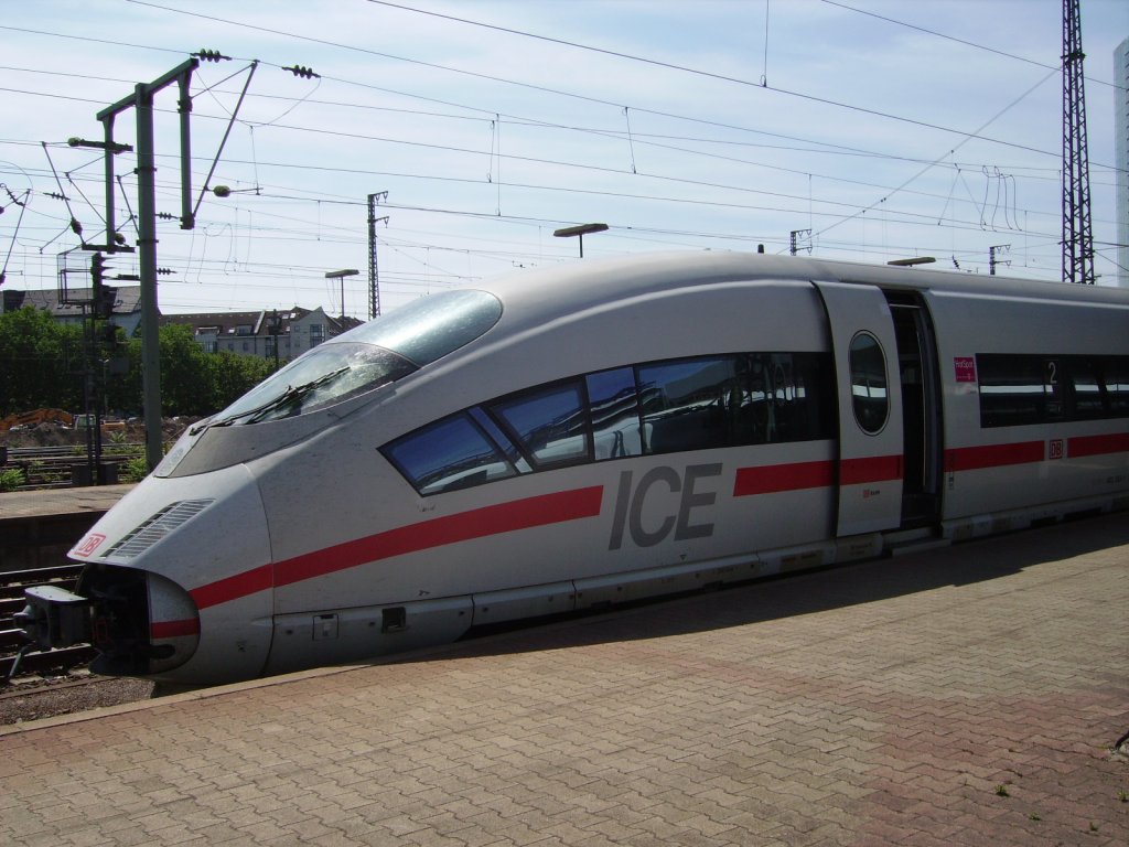 Ein ICE 3 in Mannheim Hbf am 29.05.11