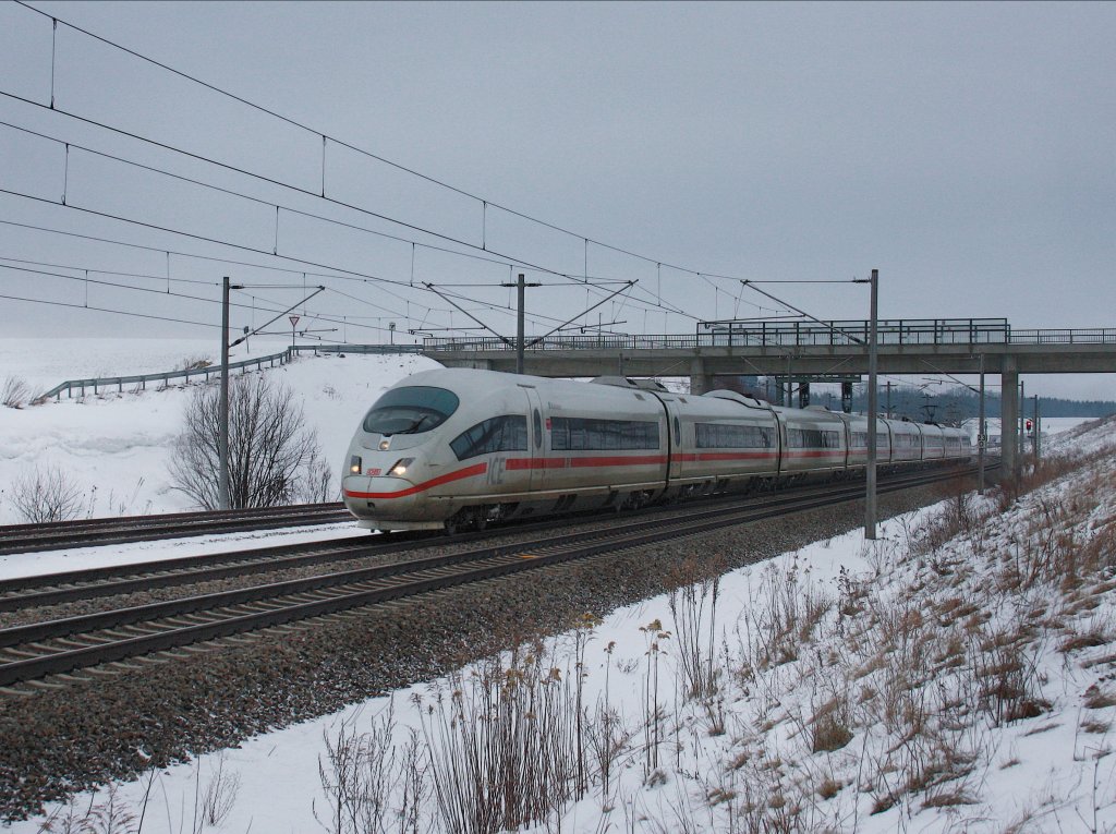 Ein ICE 3 nach Mnchen am 03.01.2011 unterwegs bei Hebertshausen. 
