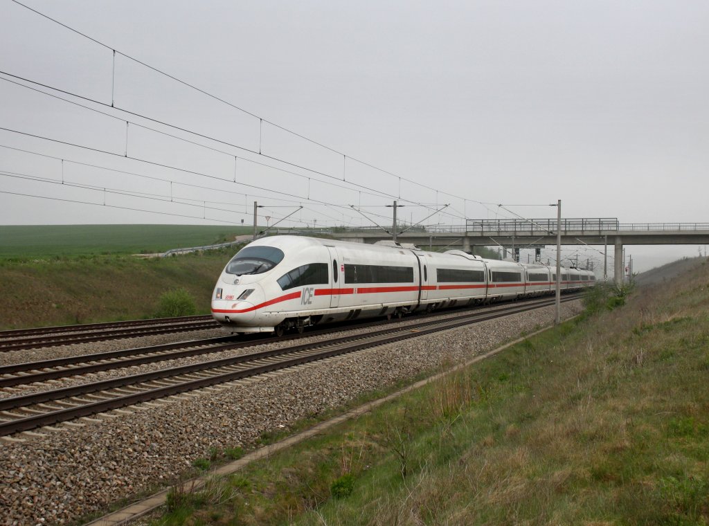 Ein ICE 3 nach M�nchen am 28.04.2011 unterwegs bei Hebertshausen.