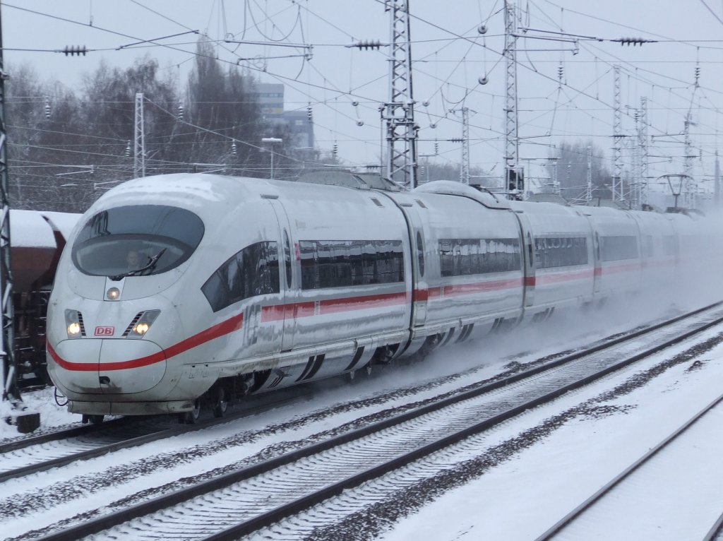 Ein ICE 3 passiert am 03.01.2010 den Hp Bochum-Ehrenfeld in Richtung Kln.