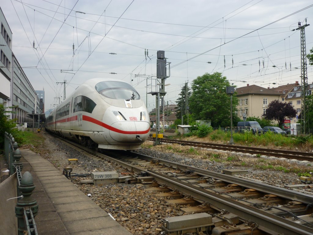 Ein ICE 3 verlsst den Freiburger Hauptbahnhof.
Aufgenommen am 19.6.12