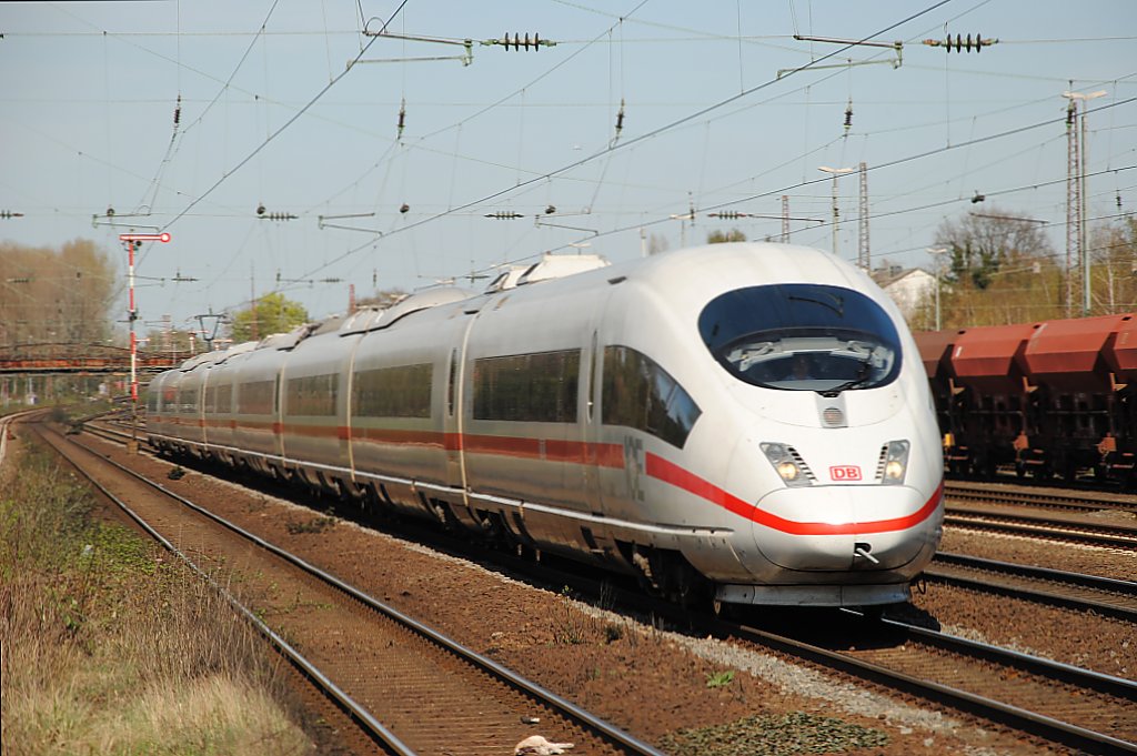 Ein ICE 3M in Dsseldorf Rath am 02.04.2011.
Wegen Bauarbeiten in Angermund fuhr der Zug zwischen Duisburg und Dsseldorf ber die Gterzugstrecke.