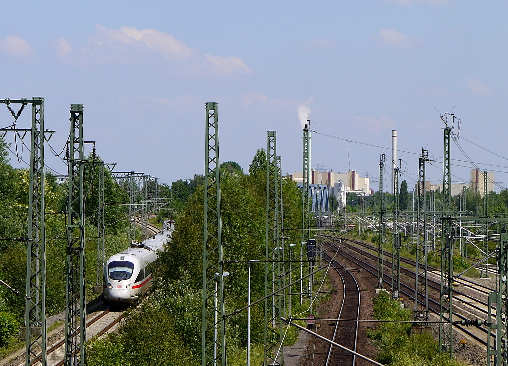 Ein ICE aus Berlin nutzt das sdliche Umfahrgleis Richtung Hamburg-Hauptbahnhof, vorbei an den Resten des Gterbahnhofs  Rothenburgsort . 8.6.2013